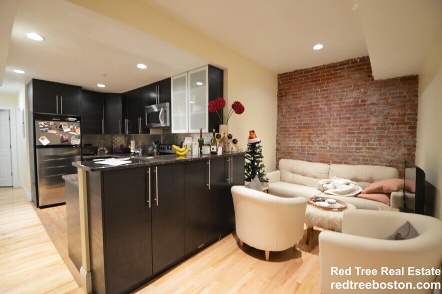 Building Photo - 1203 Beacon St