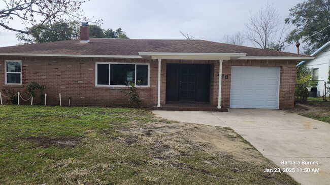 Primary Photo - 3 bedroom 1 bath fenced in yard