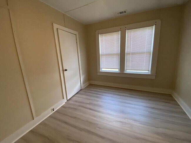 Building Photo - 175 E Beech St