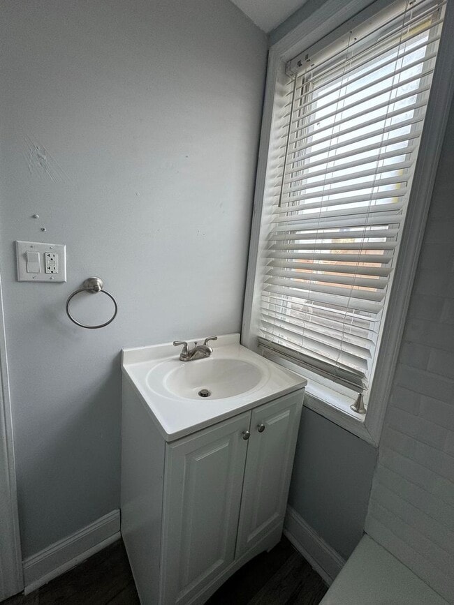 Building Photo - 610 E 9th St