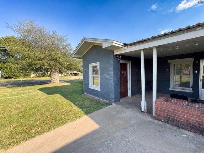 Building Photo - 3201 Southwest Dr