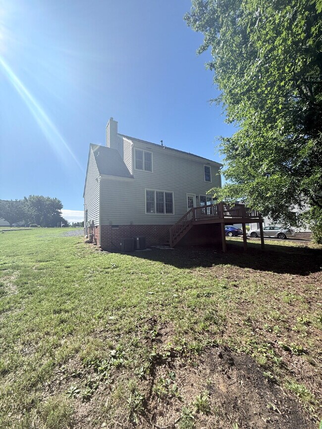 Building Photo - Great Location 3 Bedroom Home Ready to Move In