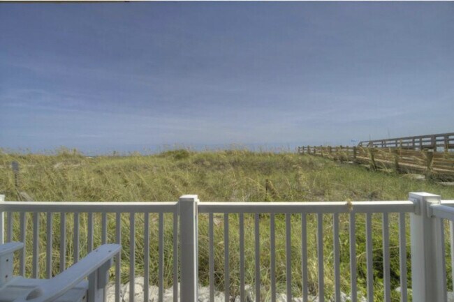 Building Photo - 122 Camrose Wy