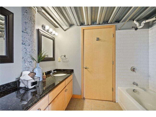 Building Photo - 521 S 7th St