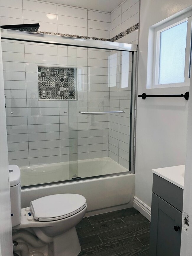 Building Photo - 1171 N Kenmore