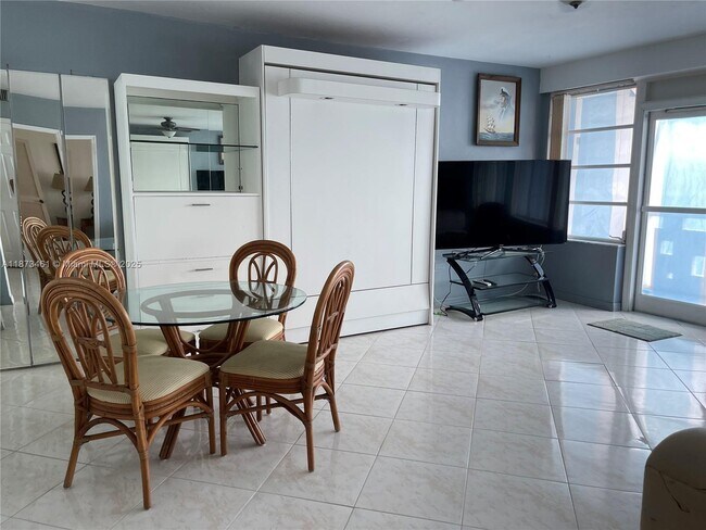 Building Photo - 3111 N Ocean Dr