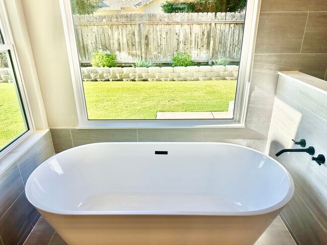 Building Photo - Updated North Fresno 3/2