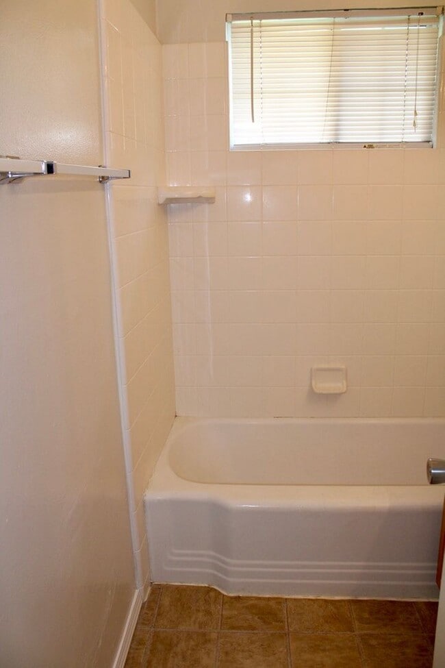 Building Photo - Cute 3Bedroom 1Bath Home Located Off Stockdale Hwy Centrally Located. Large Gated Yard. Gardner I...