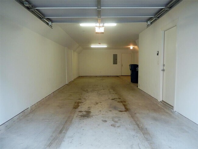 Building Photo - 11315 Main St