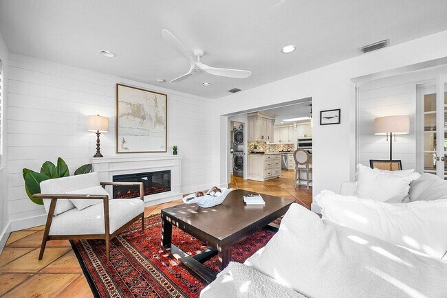 Building Photo - 18 Bristol Ln