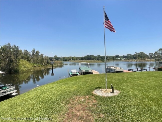Building Photo - 121 Country Club Dr