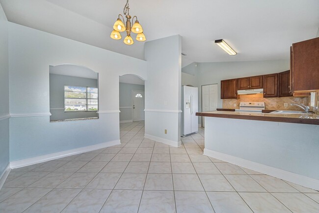 Building Photo - **3/2 House in San Carlos - Huge fenced backyard - City Water**