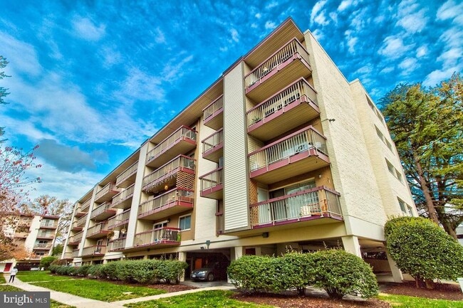 Building Photo - 10320 Westlake Dr