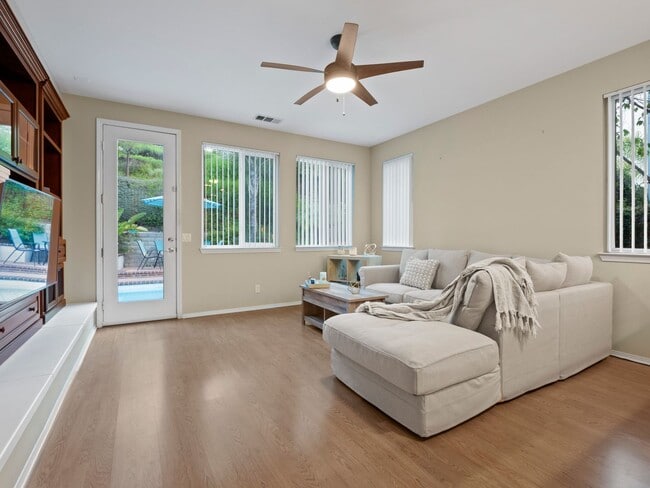 Building Photo - Cozy Stevenson Ranch Home on a Quiet Cul-D...