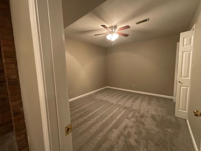 Building Photo - Greenback 37742 - 3 bedroom, 3.5 bath home with bonus room/possible 4th bedroom - Call Terri Kerr...