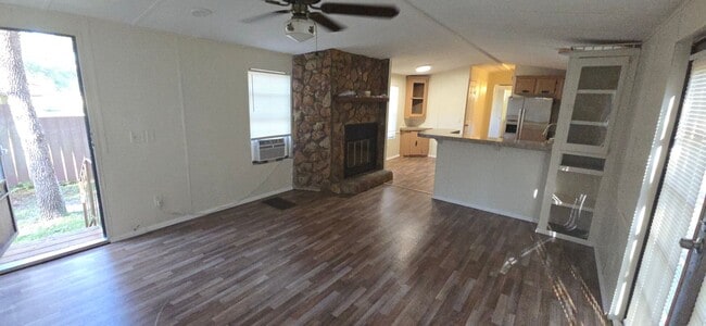 Building Photo - Model: Crown