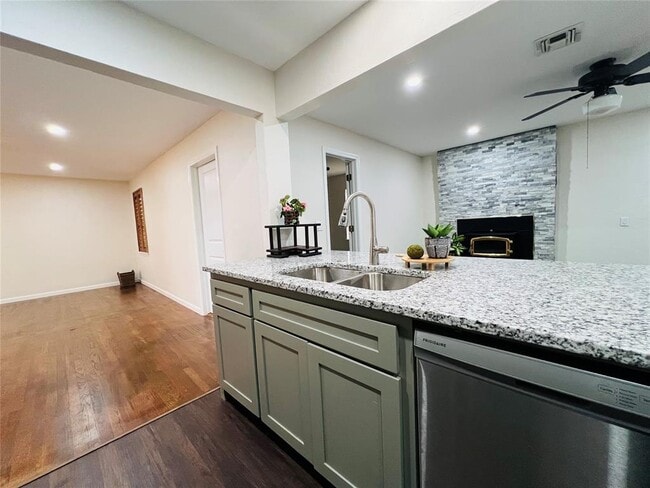 Building Photo - 1847 N Allen Ln