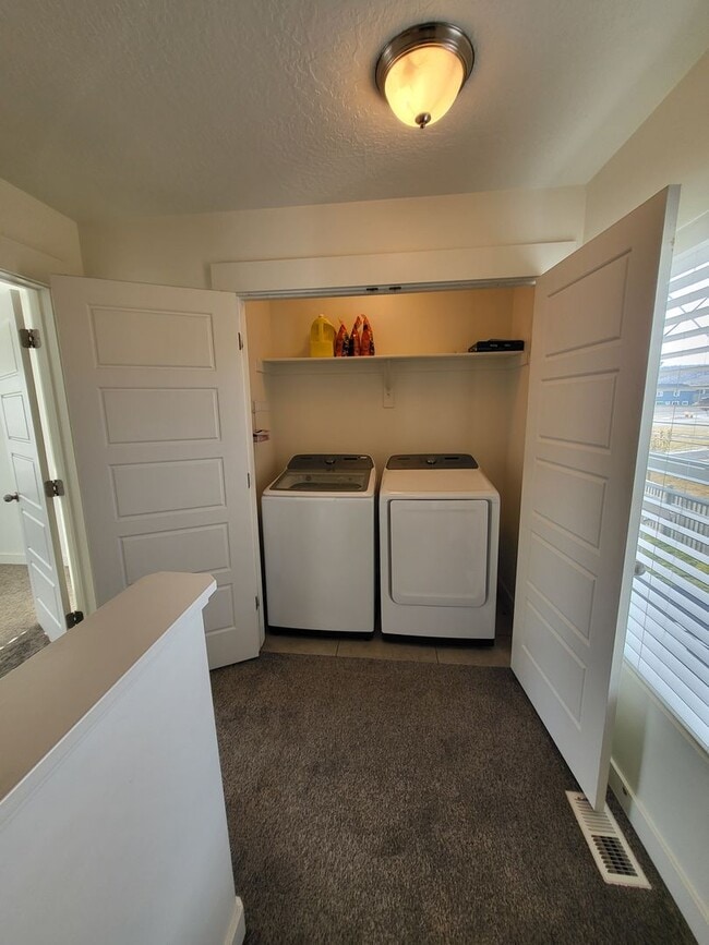 Building Photo - Single Family Home Eagle Mountain