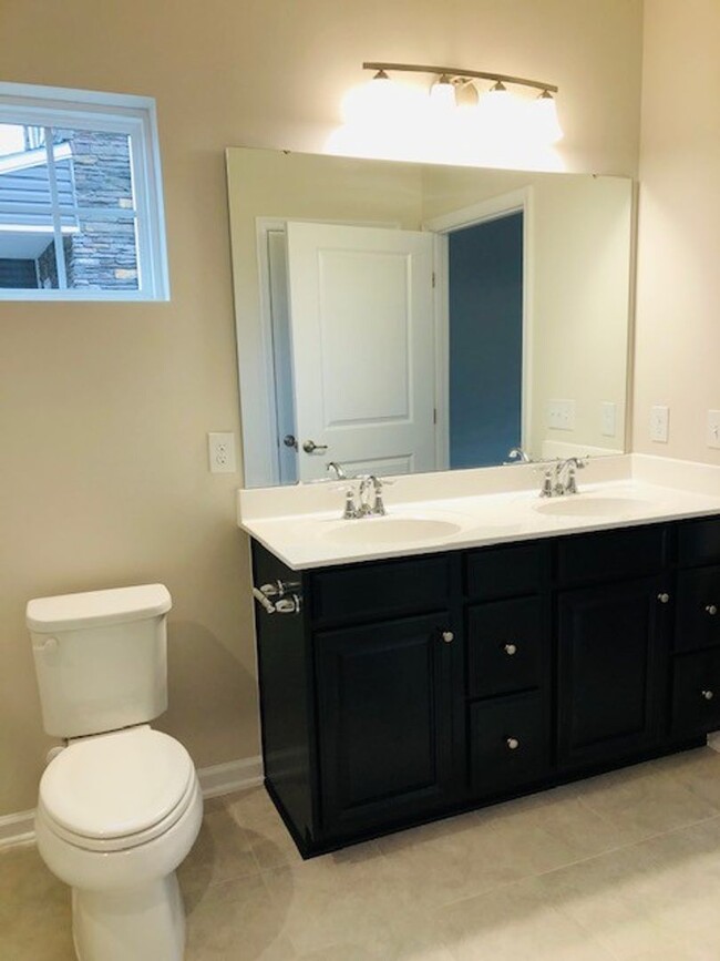 Building Photo - Like New - Single Story Living - 3 Bedroom...