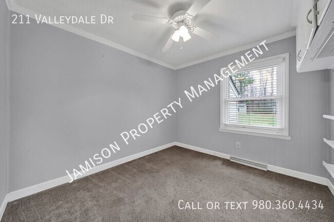 Building Photo - 211 Valleydale Dr