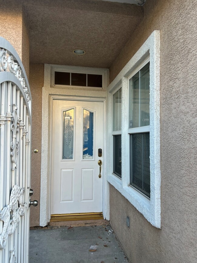 Building Photo - 8940 Deira Ln