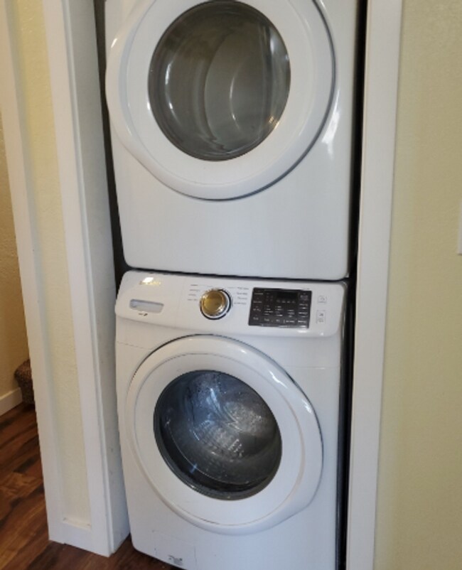 Building Photo - 6 bedroom, 2 bath home in Roosevelt Neighborhood!