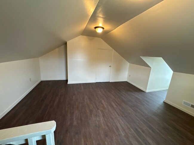 Building Photo - 3 Bedroom House, Parking, Yard-York City SD