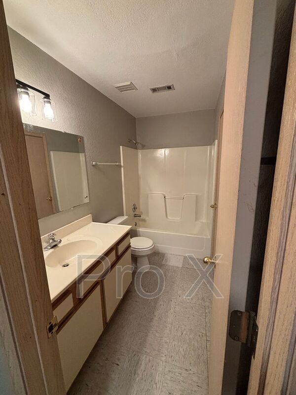 Building Photo - 1366 E Sequoyah Ct