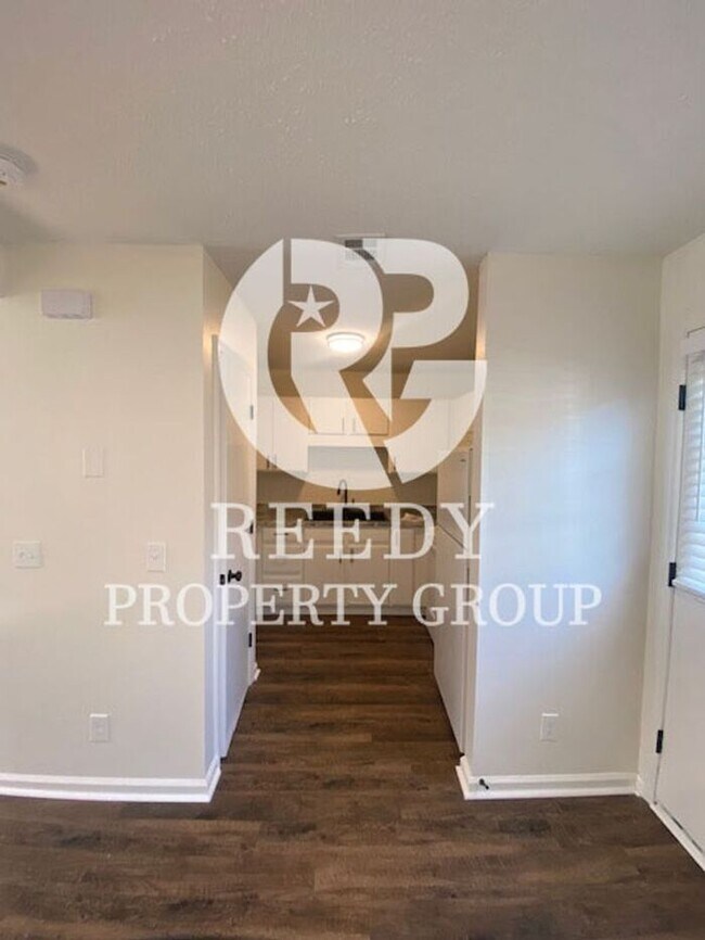 Building Photo - NEWLY UPDATED!! 2 Bedroom 1 Bathroom Townhome