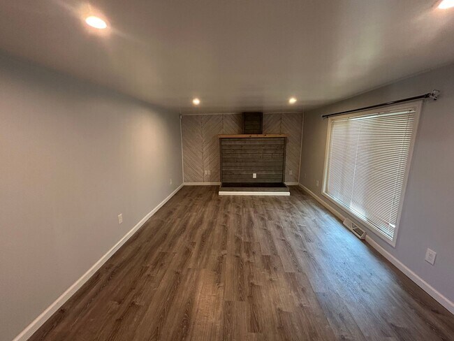 Building Photo - Single Family - 3 Bed - 2 Bath Home in a Private Setting