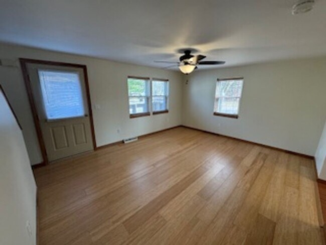 Building Photo - Charming 2BD/1BA Townhome in Burlington’s New North End