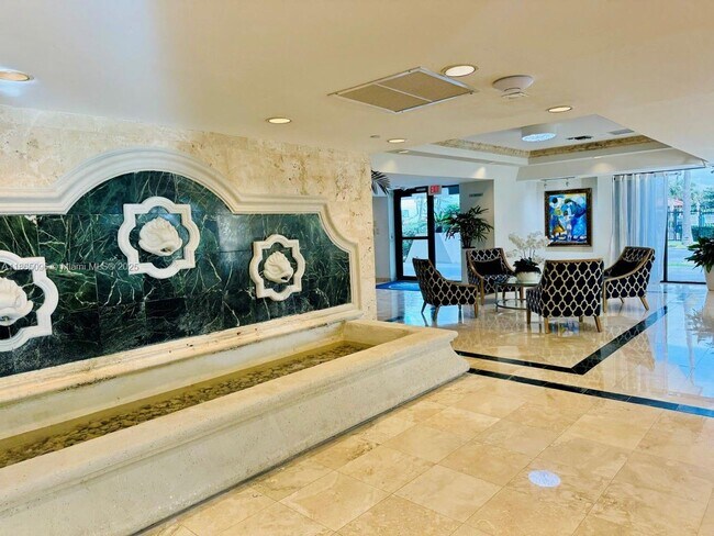 Building Photo - 2625 Collins Ave