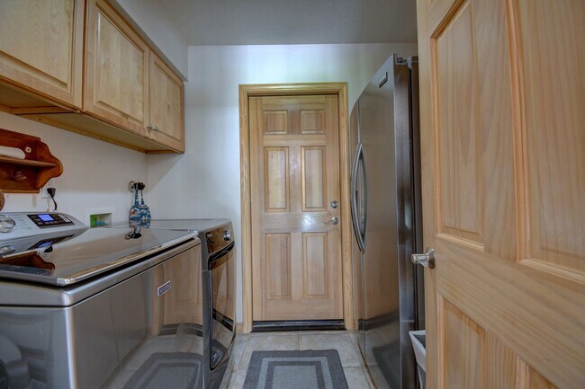 Building Photo - Executive 4 bedroom NE Heights home