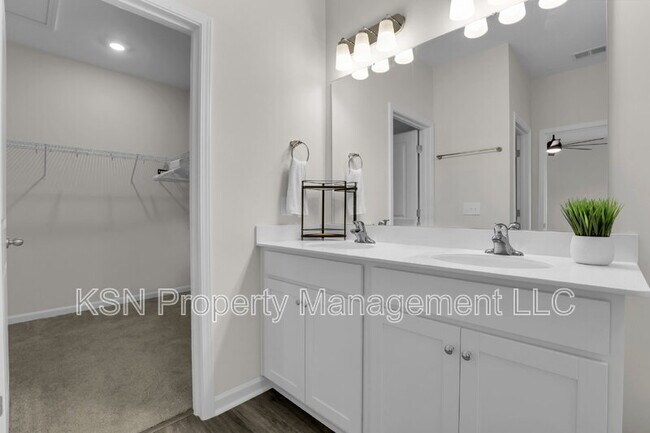 Building Photo - 107 Firefly Cir