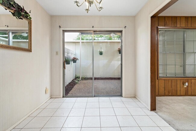 Building Photo - 5960 Townhouse Ln