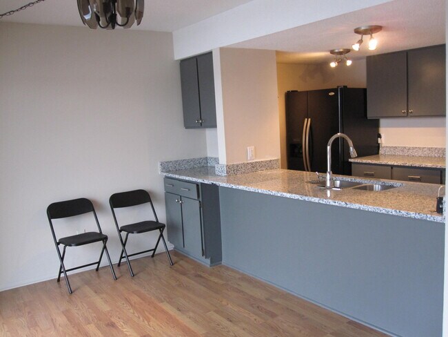 Building Photo - 820 Cliffs Dr