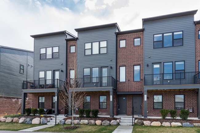 Building Photo - 2150 Park Dr