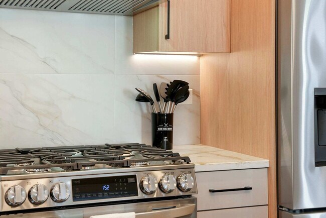 Building Photo - 2344 W Polk St