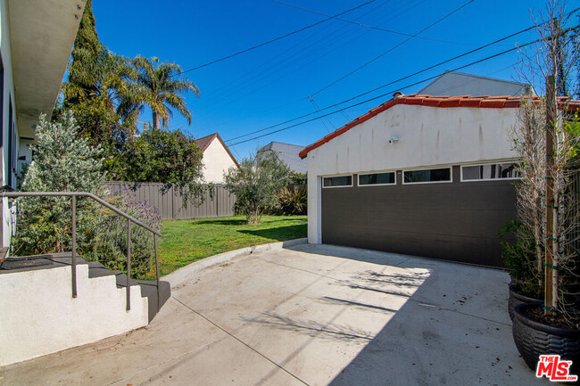 Building Photo - 1022 S Longwood Ave