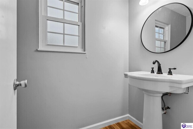 Building Photo - 215 Darrell Dr