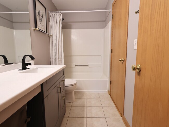 Building Photo - 2607 Oak Tree Ln