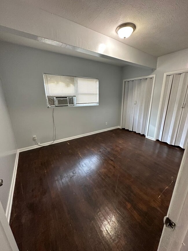 Building Photo - Fully Renovated 2/1 Single Family Ready to Move In!!!