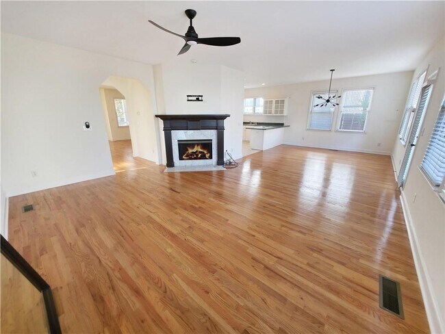 Building Photo - 136 Crumley St SE