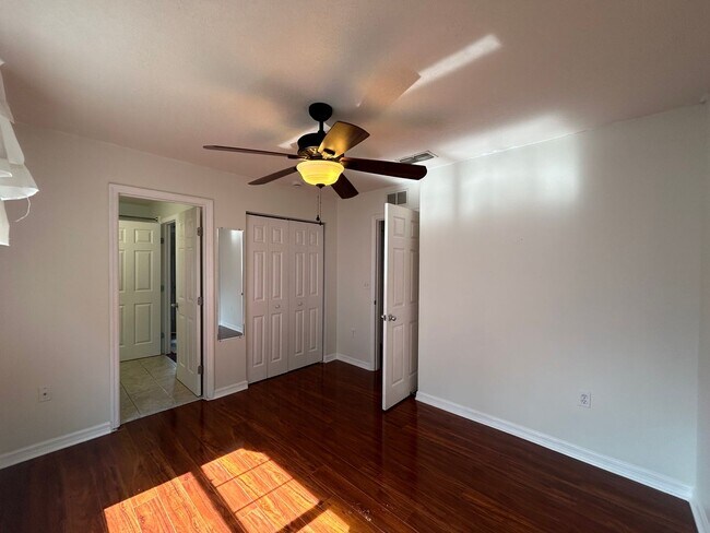 Building Photo - Charming 3/2.5 Condo in SW!