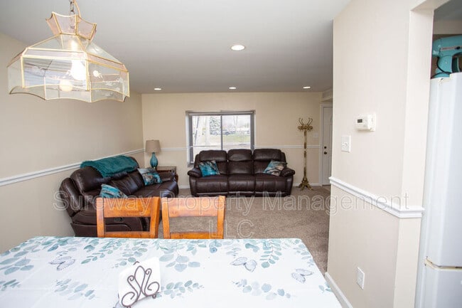 Building Photo - 207 Empress Ct