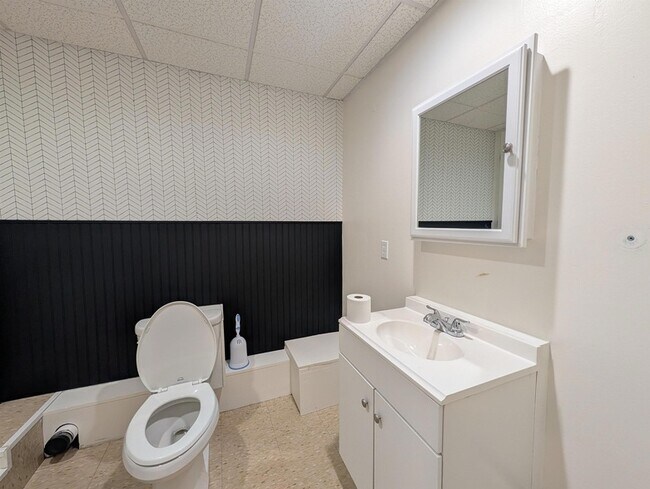Building Photo - 425 Carl Broggi Hwy