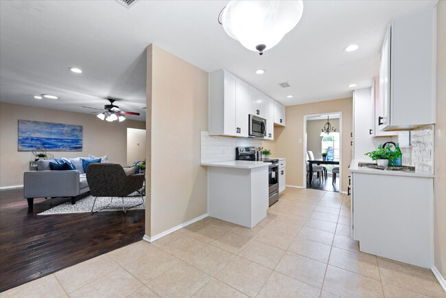 Building Photo - "Spacious 4-Bedroom Hardwood & Granite Fin...