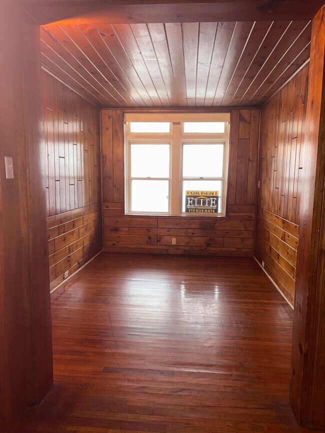 Building Photo - Section 8 Approved - 1st Floor 1 Bedroom w...