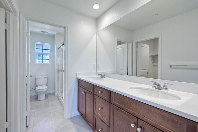 Building Photo - Available Now! 3 Story Townhome - New Construction!!