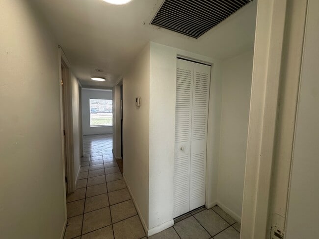 Building Photo - 1157 S Loop Blvd
